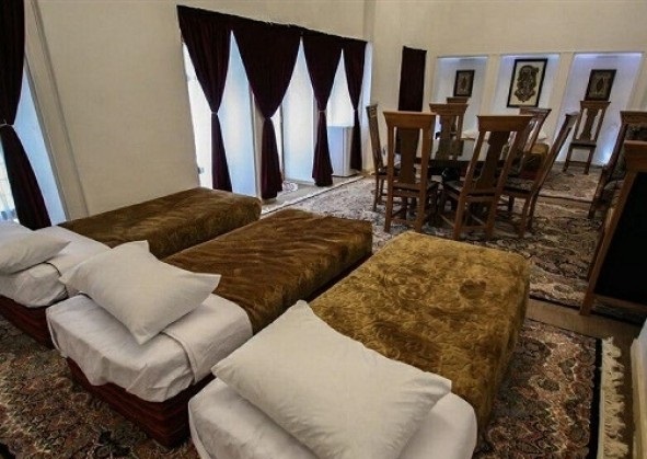 اتاق سه تخته اقامتگاه سنتی ایوان ماهان